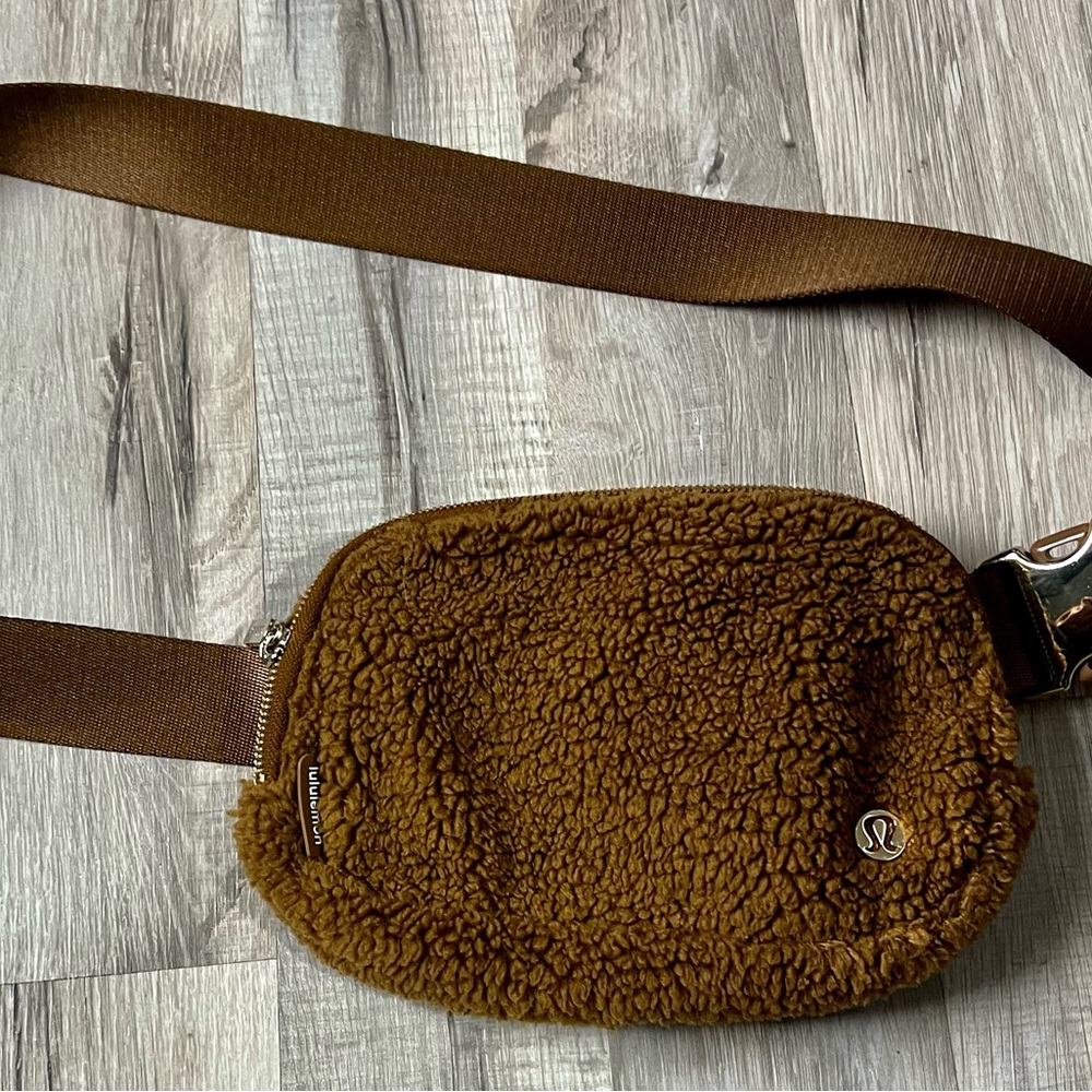 Lululemon Fleece Teddy Sherpa belt bag. Never used. Buckle Gold super cute